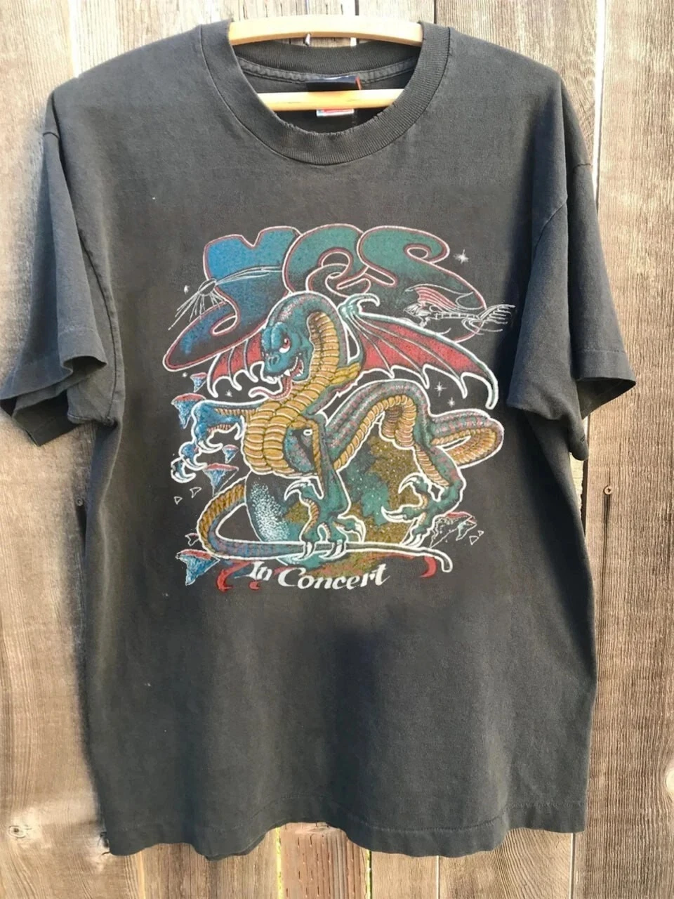 1978 Yes Band Tour Remastered Unisex-T-Shirt in Anthrazitgrau, Unisex-Street-Fashion-T-Shirt mit Aufdruck, kurzärmeliges Alltagsoutfit Image