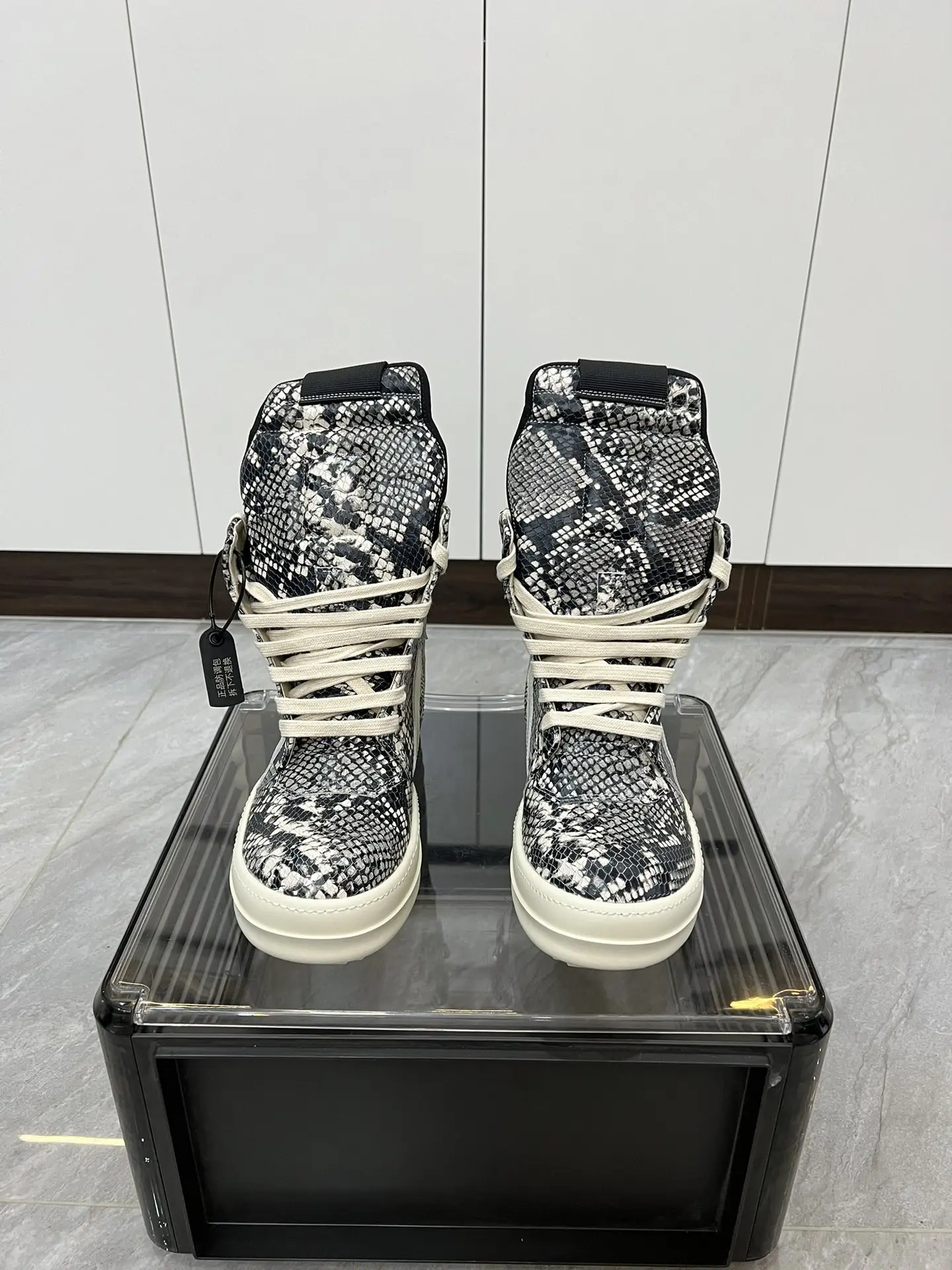 Modische Herren-Freizeitschuhe mit Umkehrdreieck-Design, Lederschuhe für Damen, Schwarze Einfarbige Damen-Sneaker, Schnürschuhe für Herren