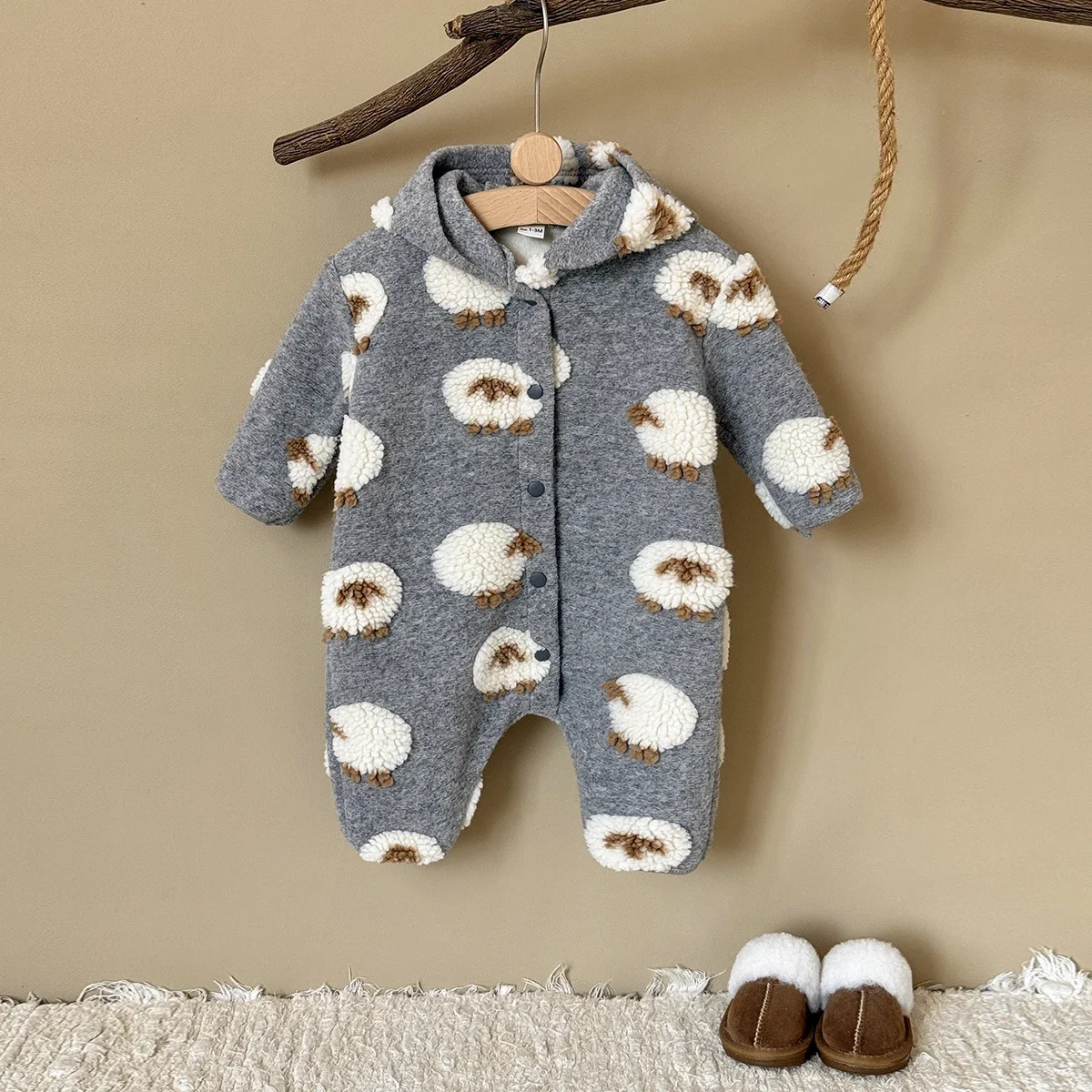 Plüsch Baby Cartoon Mode Lamm Gestickte Baby Overall Winter Neue Mädchen Jungen Baby Langarm Krabbeln Anzug Verdickt Image