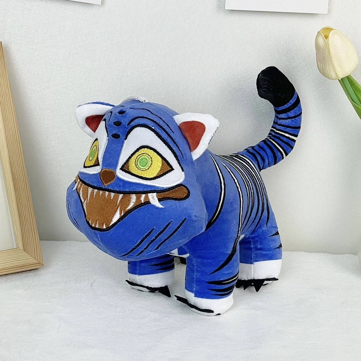 Anime-Plüschfigur: Süßer Lila Tiger mit Schwarzem Hut und 3 Augen, Monster-Jagd-Mädchen-Gruppe, Kuscheltier für Fans-Geschenke Image
