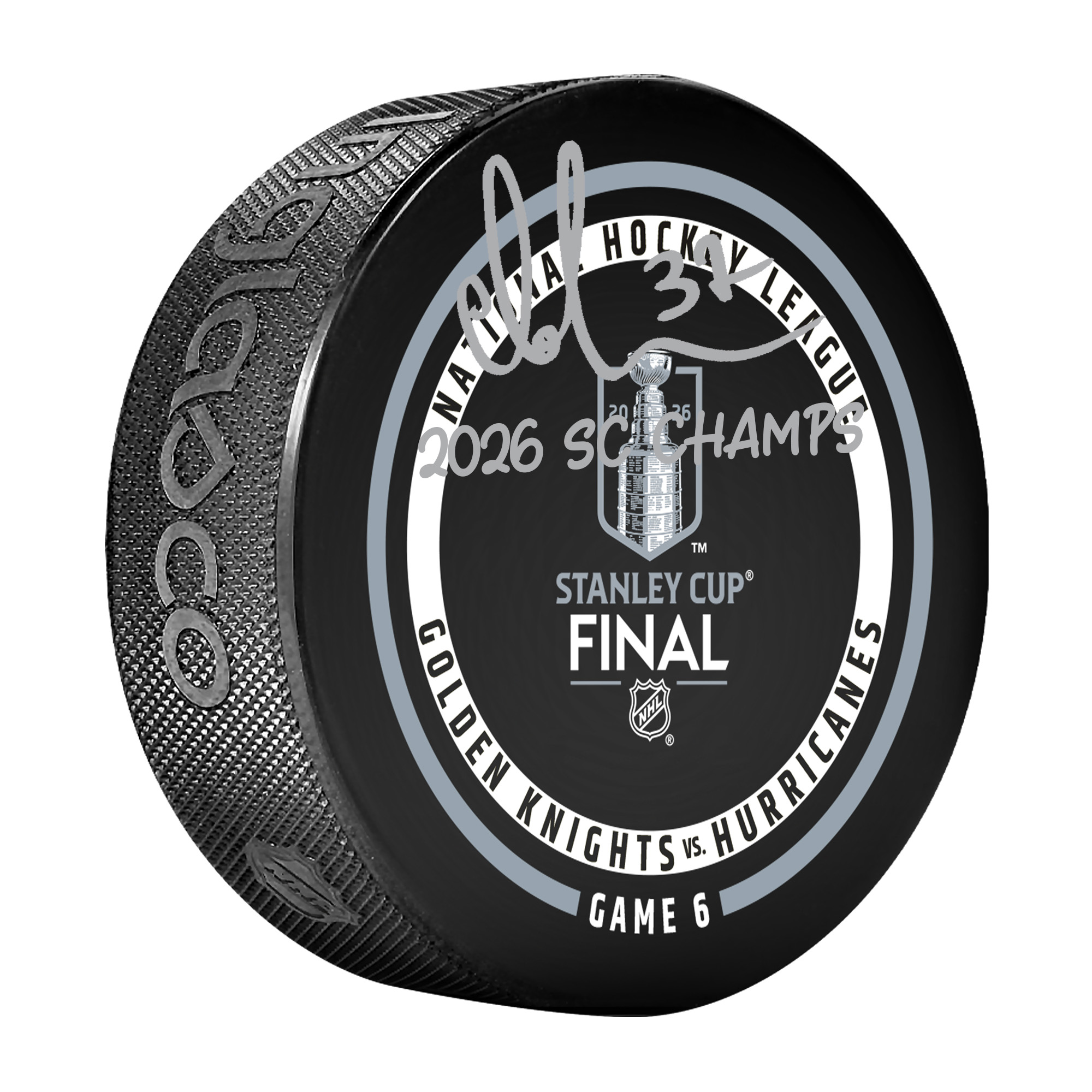 "Von Andrei Svechnikov signierter offizieller Spielpuck der Carolina Hurricanes zur Stanley-Cup-Meisterschaft 2026 mit der Inschrift „2026 SC Champs“." Image