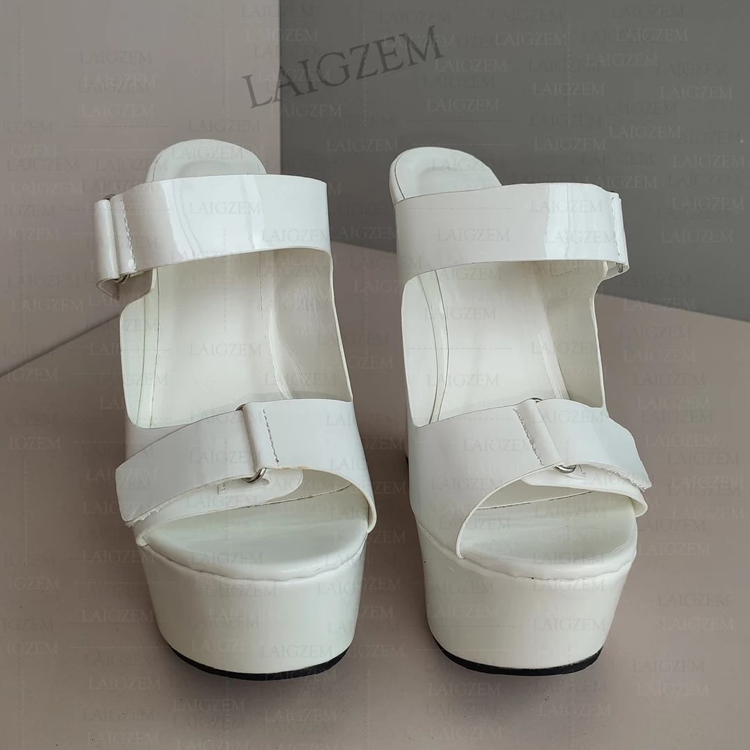 LAIGZEM Frauen Plattform Keile Pumps Slip On Damen Peep Toe Glänzende High Heels Sandalen Damen Schuhe Frau Große Größe 41 43 45 47