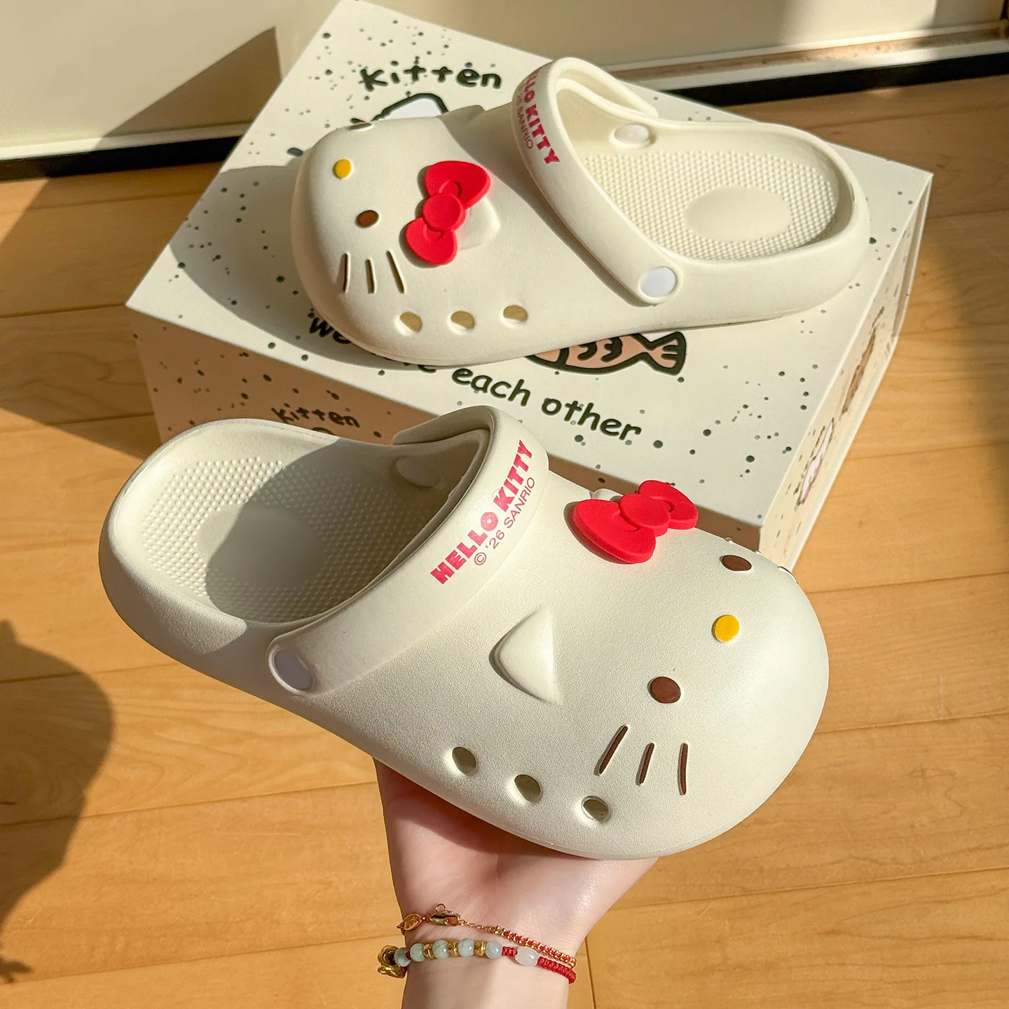 Hello Kitty Mode-Hausschuhe, rutschfeste Plateau-Sandalen mit dicker Sohle, geschlossene Mesh-Schuhe, ideal für Zuhause und Reisen