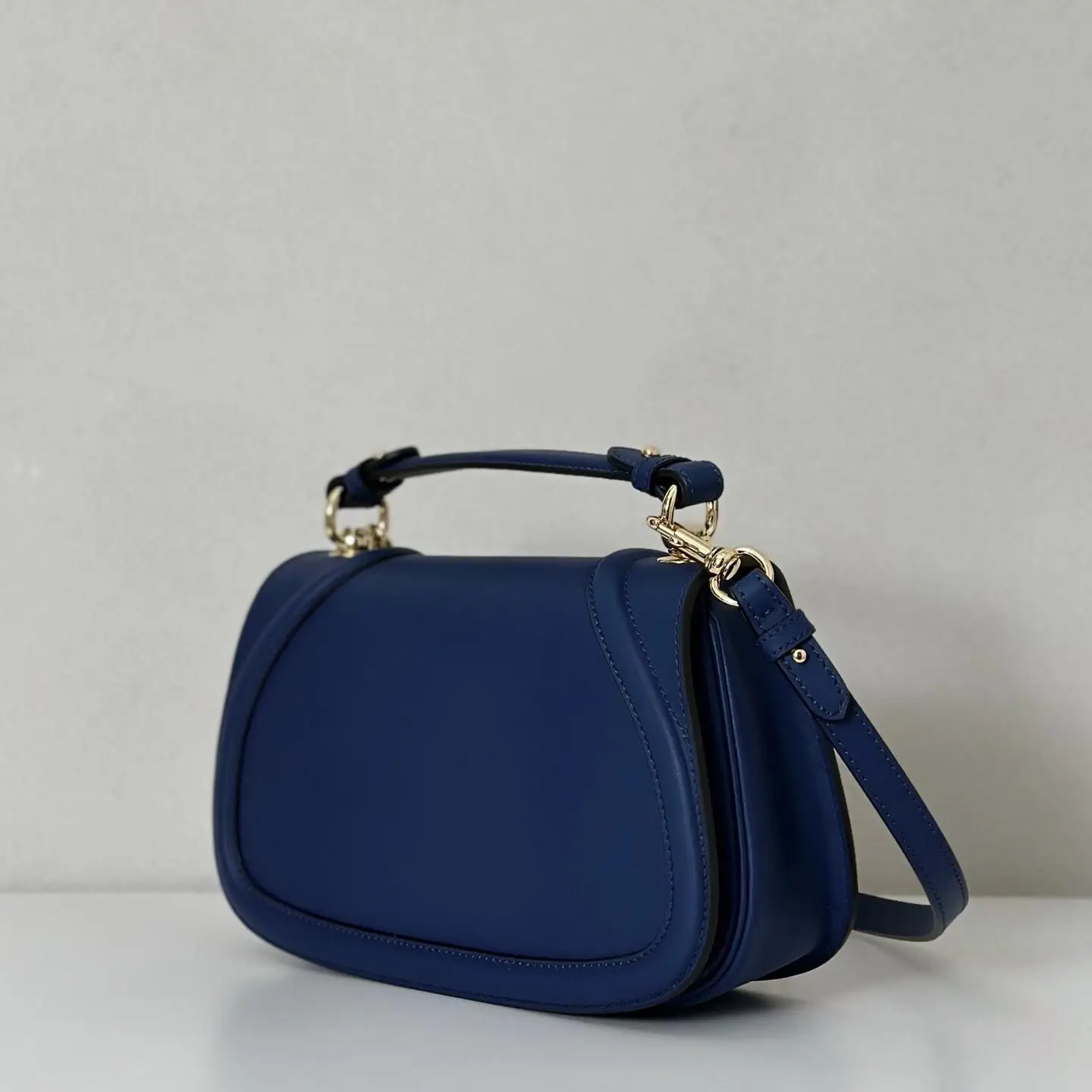 Minimalistische Schultertasche aus Canvas ohne zusätzliche Verzierung für den täglichen Gebrauch als Crossbody-Handtasche. Image
