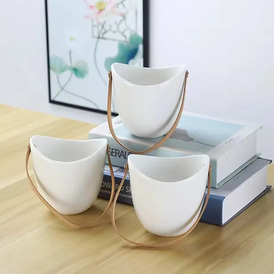 Weißer Hängender Blumentopf mit Lederriemen Moderner Minimalistischer Wandhängender Pflanzentopf für Inneneinrichtung Robuste Zimmerpflanzen-Dekoration Image