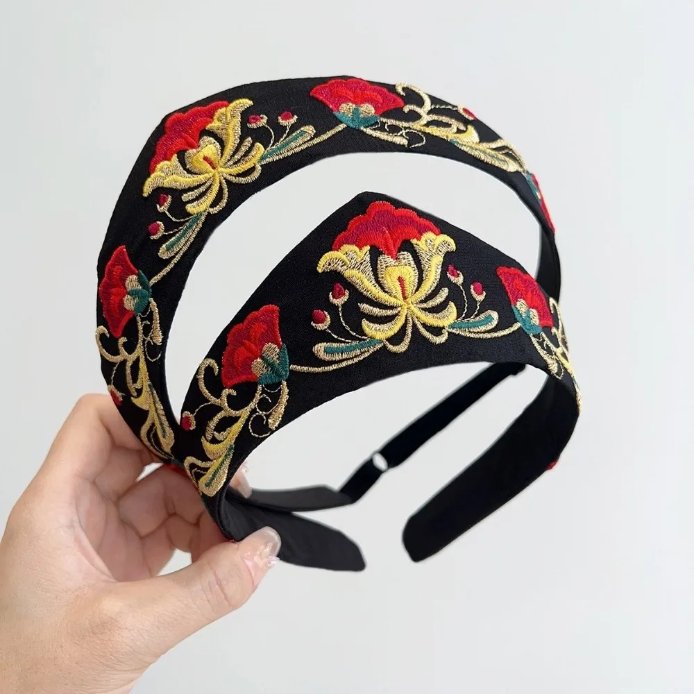 Neues Blumen-Stickerei Samt-Stirnband mit Glatter Textur Schwarze Haarspange Elastisches Haarband für Mädchen Image
