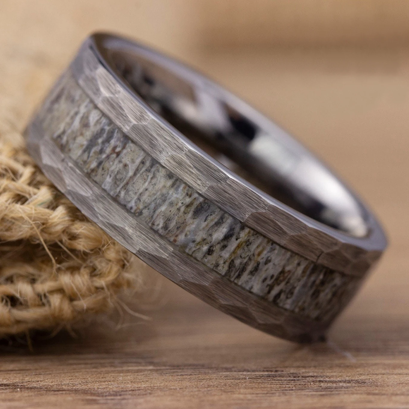 Mode 8mm Gehämmert Silber Farbe Männer Edelstahl Ringe Deer Geweih Inlay Ringe für Männer Hochzeit Band Schmuck Großhandel Image