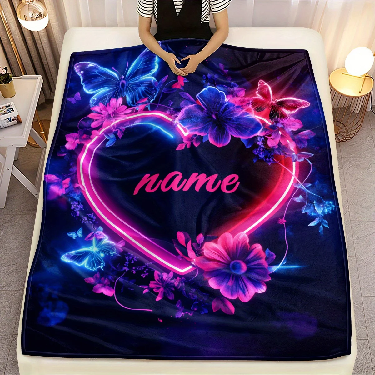 Flanell-Überwurfdecke mit individuellem Namen und Schmetterlings-Herz-Design – weich, leicht, ganzjährig warm für Sofa, Bett, Camping, Büro Image