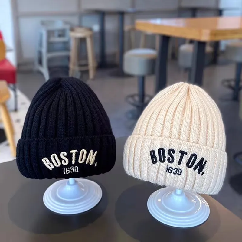 Einfarbige Baby-Beanie-Mütze mit Buchstaben, Winter, warme Strickmütze für Mädchen und Jungen, Vintage-gestickte BOSTON-Häkelmütze für Kleinkinder und Kinder Image