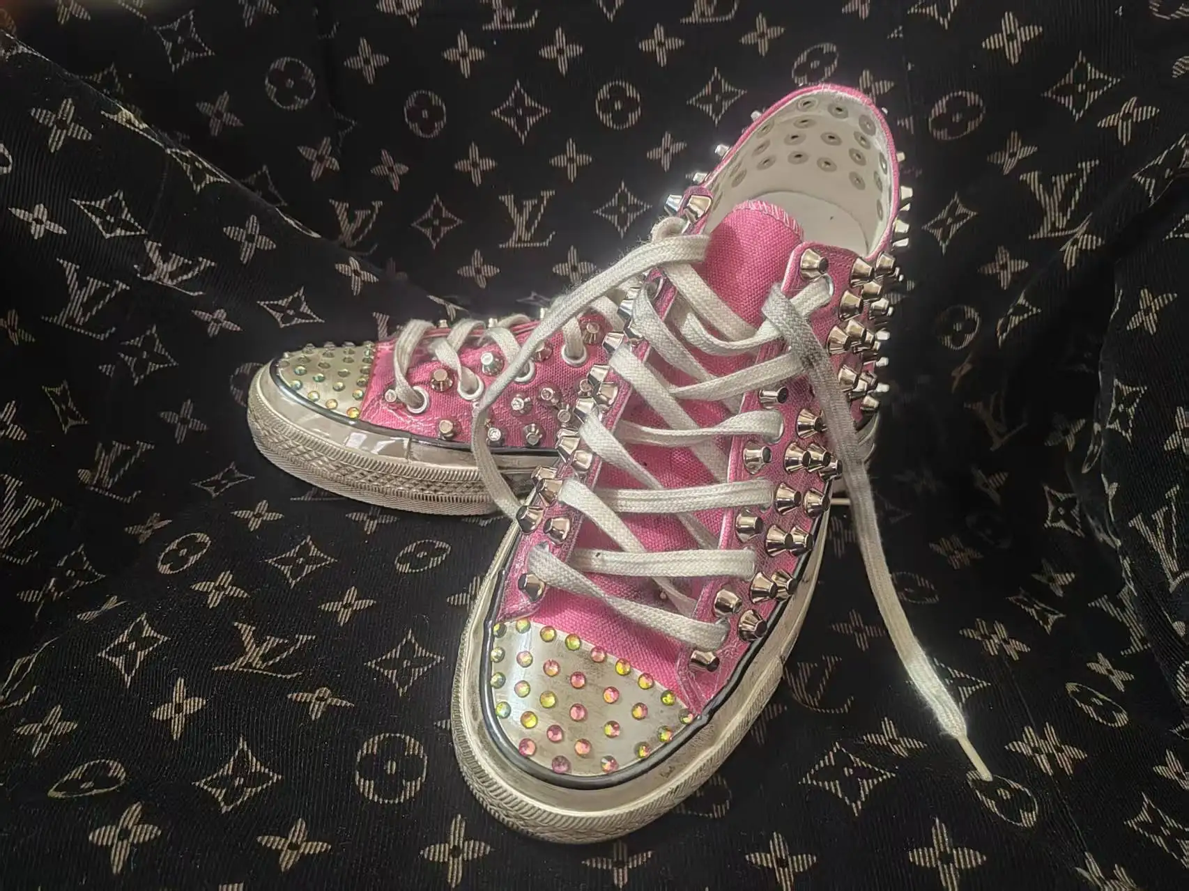 Handgefertigte rosa Low-Top-Schuhe aus Canvas mit Strassnieten, große Retro-Luxus-Damenschuhe im Used-Look, Größen 35-44.