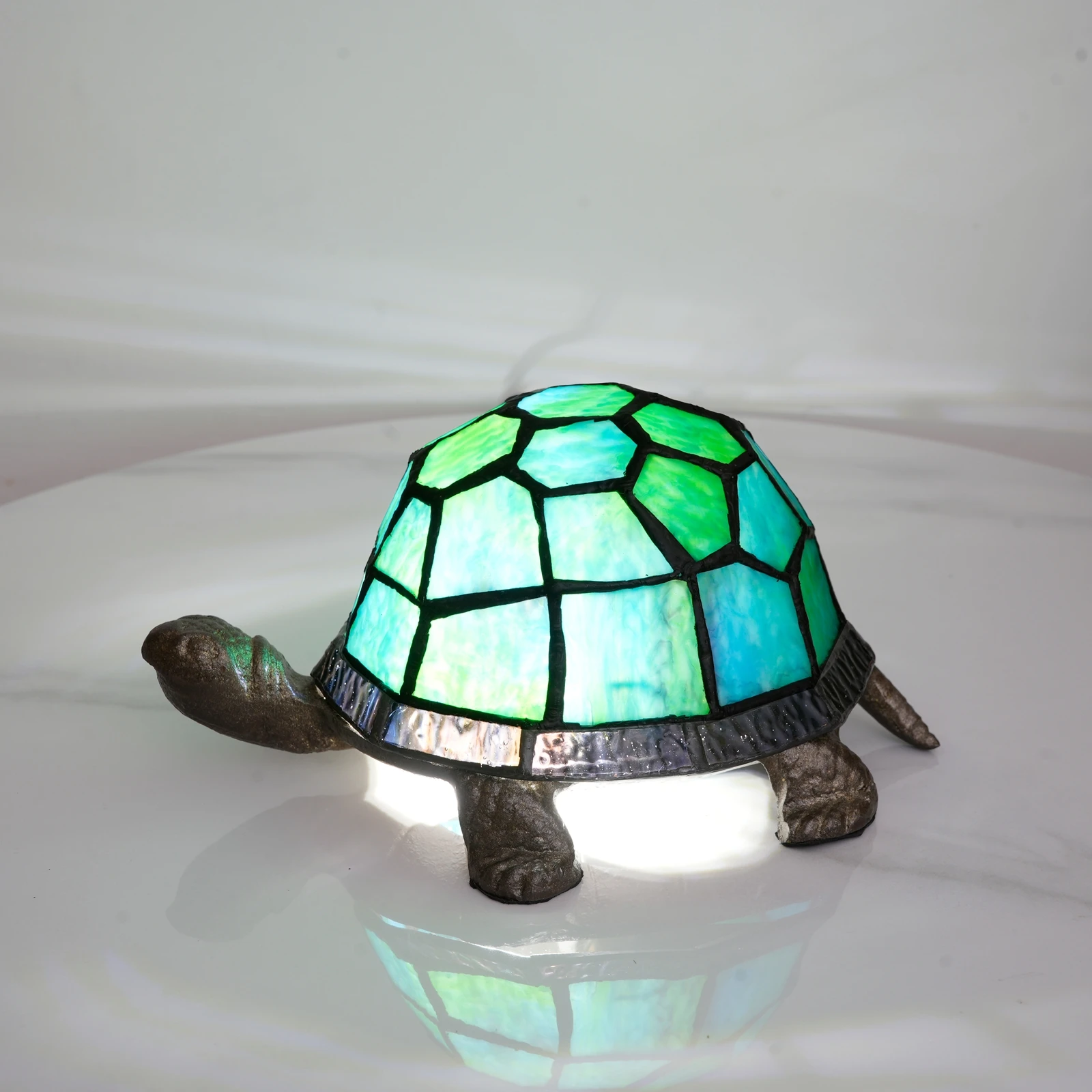Handgefertigtes Schildkröten-Nachtlicht aus Buntglas – bunte Glaslampe mit antikem Metallsockel, Art-Deco-Stil für das Wohnzimmer
