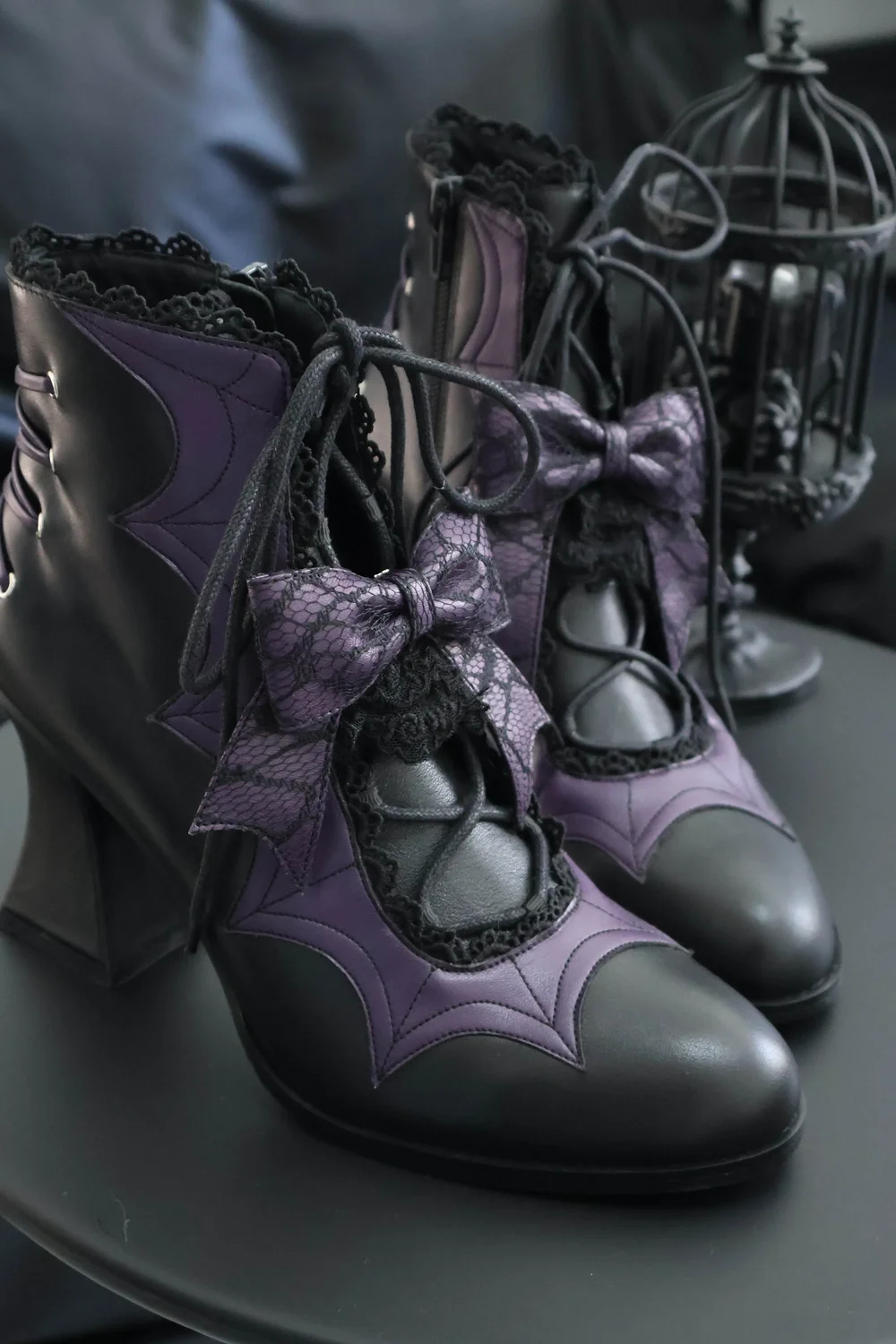 Schwarz-lila Gothic-Stiefeletten mit runder Zehenpartie, Fledermausflügel-Schnürung, Schleifendetail, Blockabsatz, Schnürdesign, fantasievoller, dunkler Feen-Stil