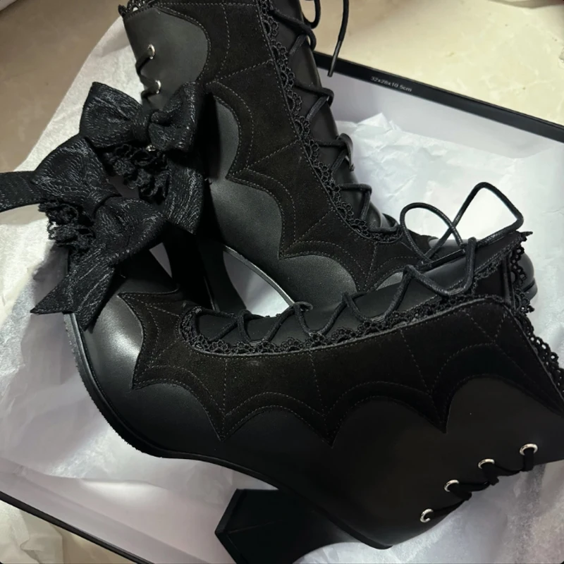 Schwarze Lila Spitzen-Schleifen-Blockabsatz-Stiefeletten für Damen, Gothic Lolita Fledermausflügel-Knöchelstiefel mit seitlichem Reißverschluss und Schnürung, Dark Witch Cosplay