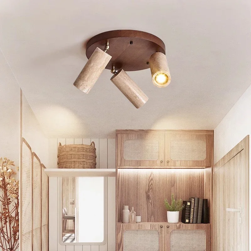LED-Strahler, Steinmaterial, Aufbaustrahler, drehbare Beleuchtungskörper, 3 Köpfe, Walnussholz, Holzfarbe, runde Wand, Foco