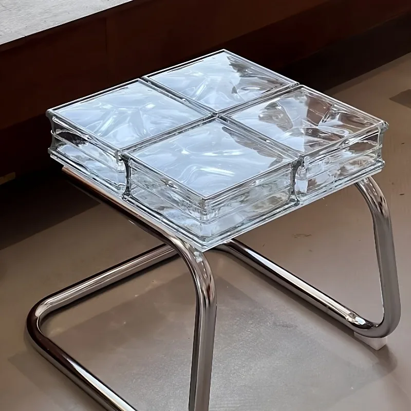 Quadratischer Beistelltisch aus strukturiertem Glas, C-förmiger Rahmen aus verchromtem Metall, moderner Couchtisch für Wohnzimmer- und Schlafzimmermöbel
