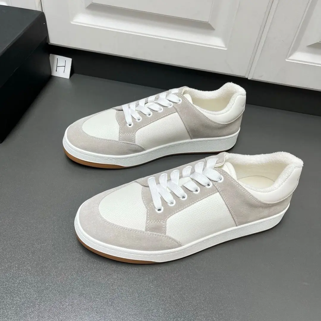 Unisex-Sneaker in Weiß und Grau mit Farbblock-Design, Fleece-Futter, niedrigem Schaft, Wildleder-Patchwork, lässige Schuhe, flache Sohle, warm, für Streetwear und Skateboarding, für Damen und Herren.
