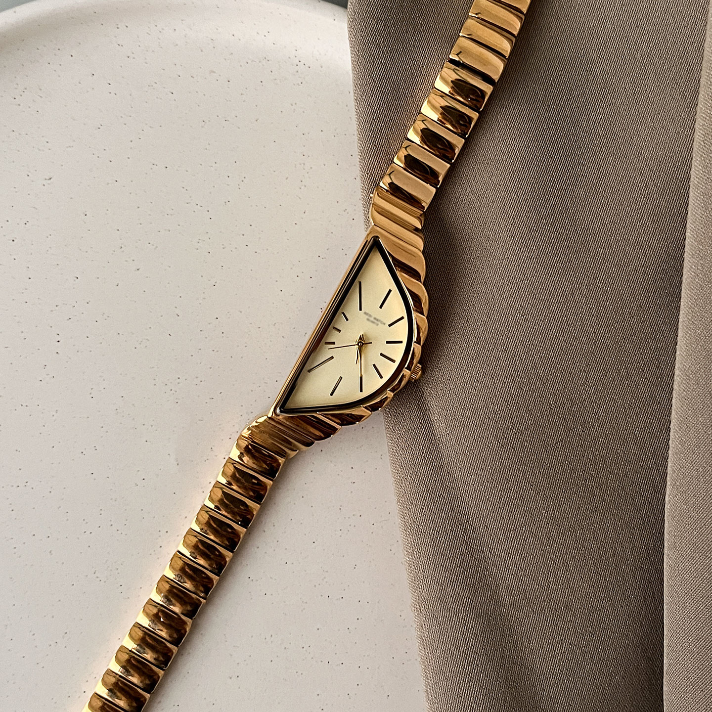 Half Moon Dial Womens Quartz Watch With Stainless Steel Bracelet gold