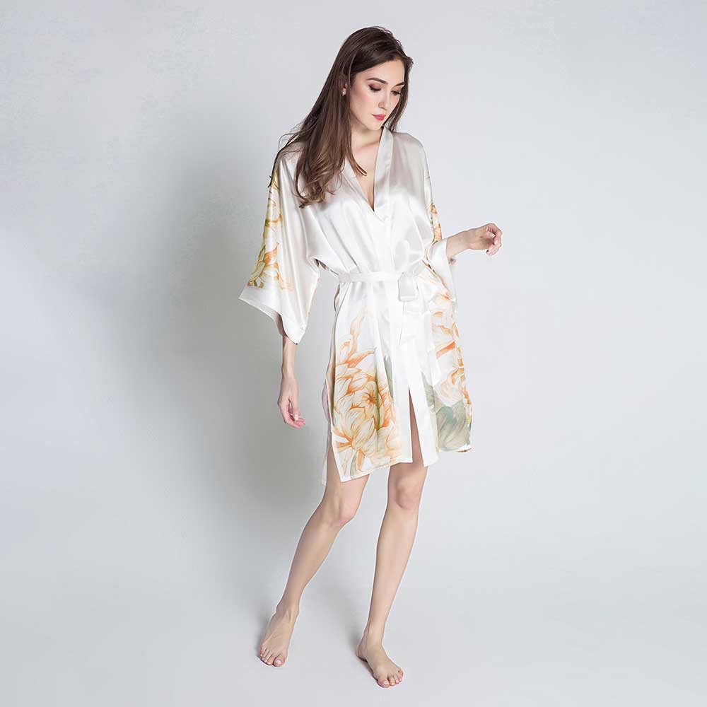 KIM+ONO Kimono Robe | Silk Kiku Short Kimono Robe | Silk | White | Short